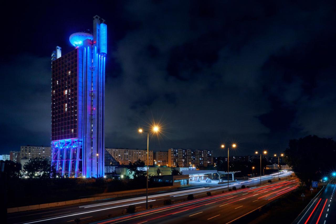 Hyatt Regency Barcelona Tower Hotel L'Hospitalet de Llobregat Exterior photo The hotel at night